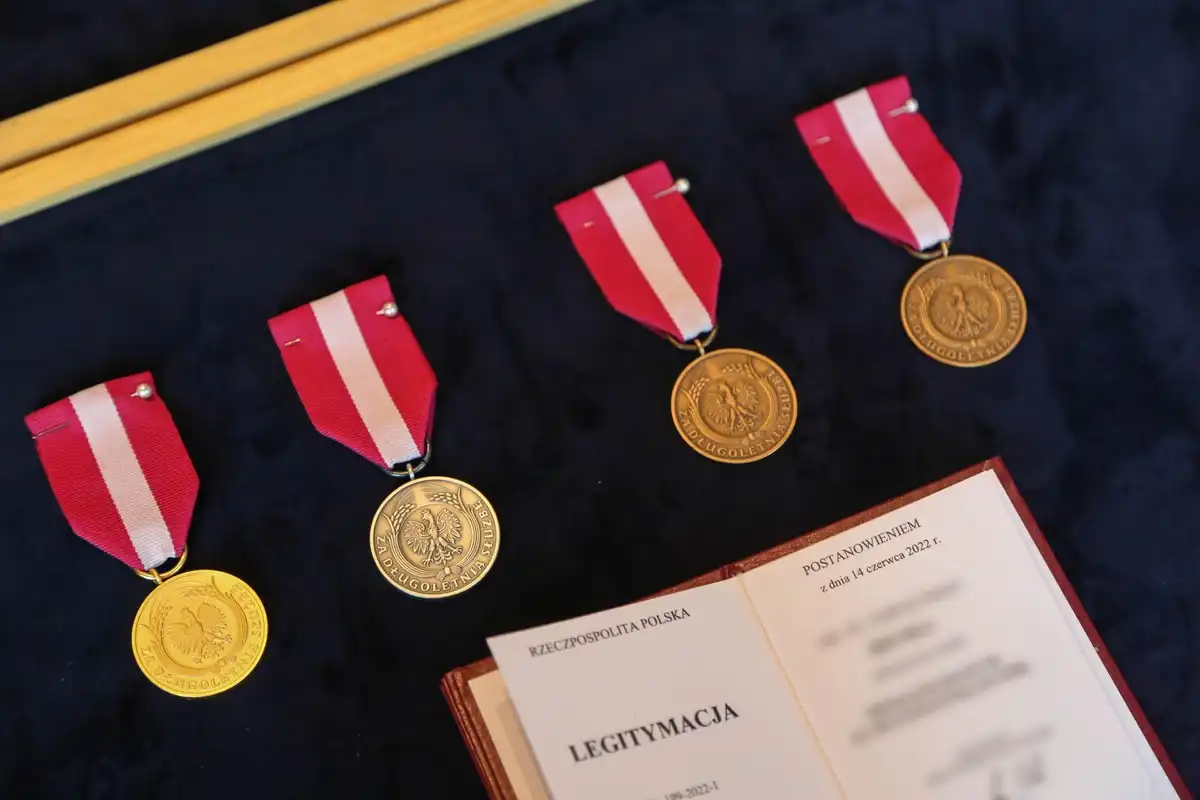 53 nowo przyjętych policjantów złożyło ślubowanie. Czwórka z nich będzie pełniła służbę w Nowym Sączu