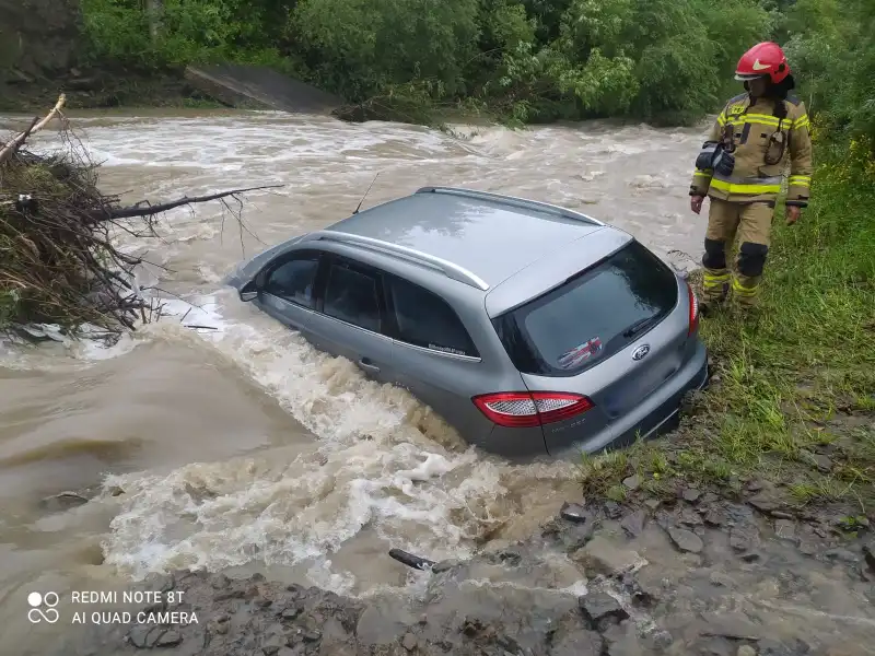 Florynka: samochód osobowy zjechał z drogi i wpadł do rzeki