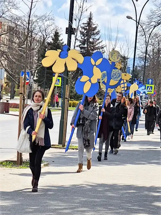 Kwiaty dla Ukrainy - akcja artystyczna studentów PWSZ