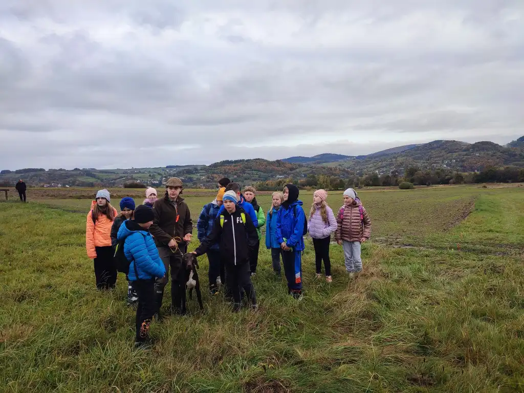 Edukacja w terenie. Zasiedlanie bażantów w Podłopieniu. Lekcja przyrody na żywo