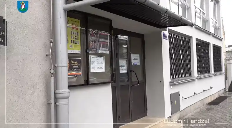 Zakończył się remont drzwi wejściowych w siedzibie Sądeckiej Biblioteki Publicznej