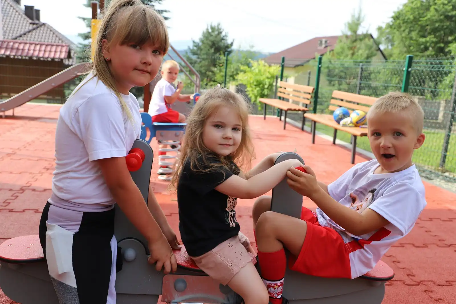 W Bałażówce zmodernizowano boisko. Powstał też nowy plac zabaw