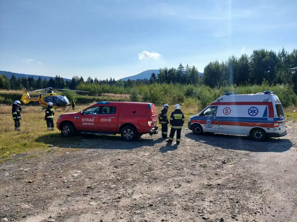 Wypadek osobówki i motocykla w Kasinie Wielkiej. Dwie osoby poszkodowane