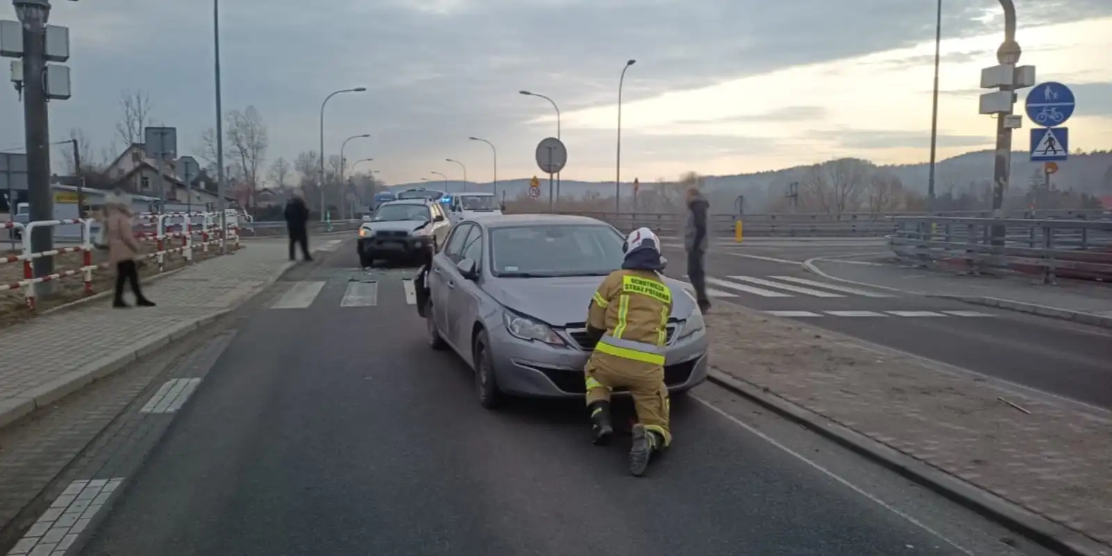 Kolizja w Kadczy. Zderzyły się dwie osobówki