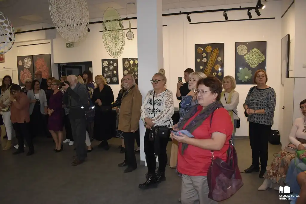 Wernisaż rękodzieła Krystyny Ołpińskiej. Sztuka koronki w Bibliotece Biecz