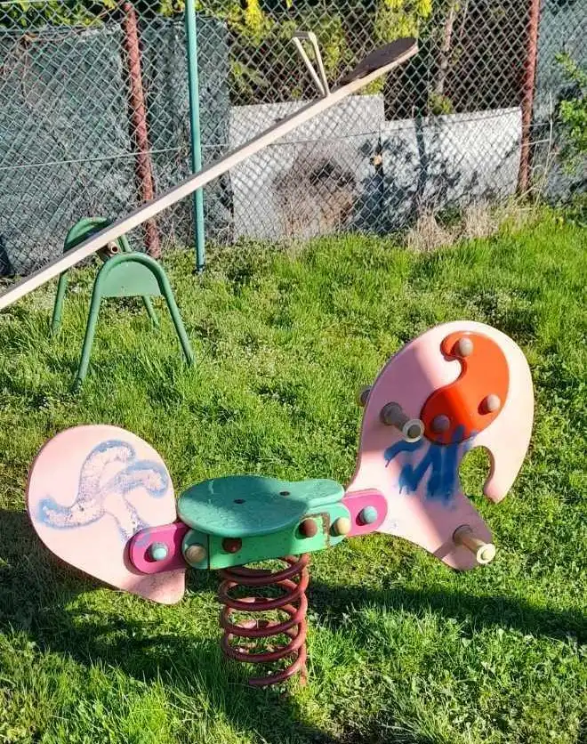 Zdewastowano plac zabaw przy ul. Metalowców. w Limanowej. Władze miasta proszą o pomoc w ujęciu sprawców