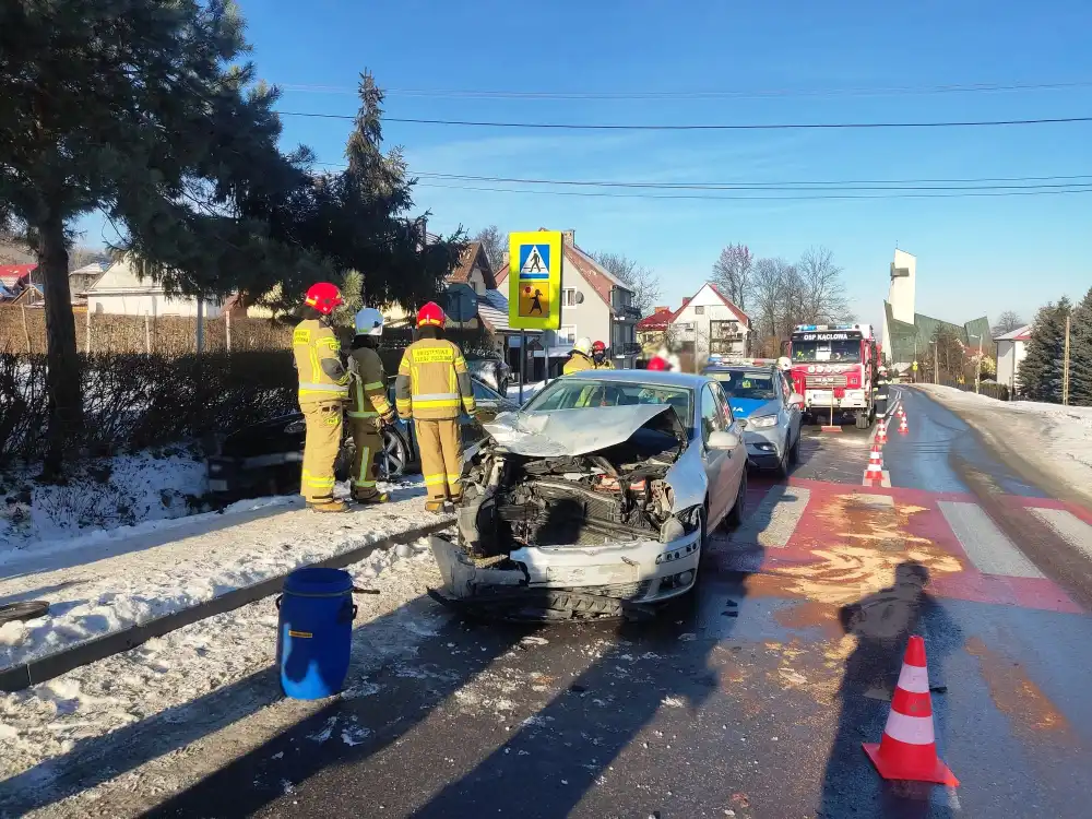 Kolizja w Kąclowej. Zderzyły się dwa samochody osobowe