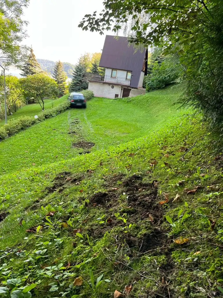 W Lipiu osobówka wypadła z drogi