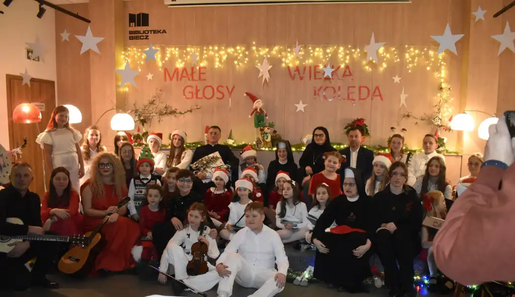 „Małe głosy, wielka kolęda”. Świąteczna magia w bieckiej bibliotece
