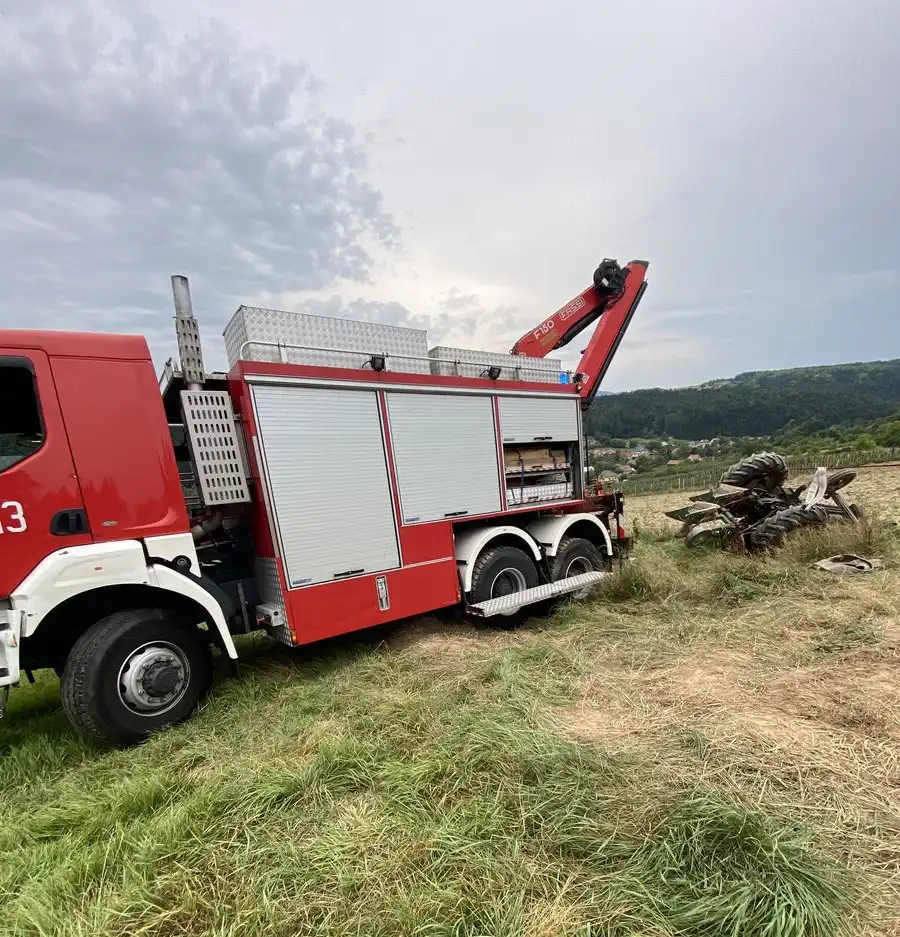 Naszacowice: wywrotka ciągnika rolniczego. Kierowca trafił do szpitala