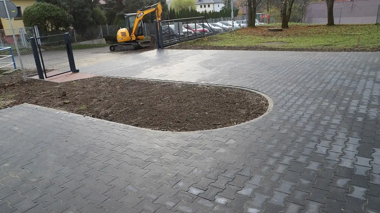 Parking przy szkole w Pisarzowej oddany do użytku mieszkańcom