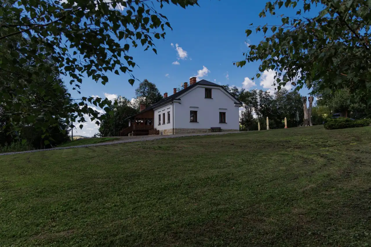 Korzeńska Stajnia Rzemiosł Dawnych. Nowy etap rewitalizacji parku w Korzennej