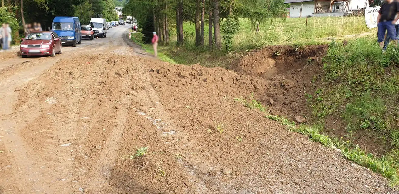 Wybuch gazu w Zabrzeży. Jedna osoba w szpitalu, dwa auta uszkodzone