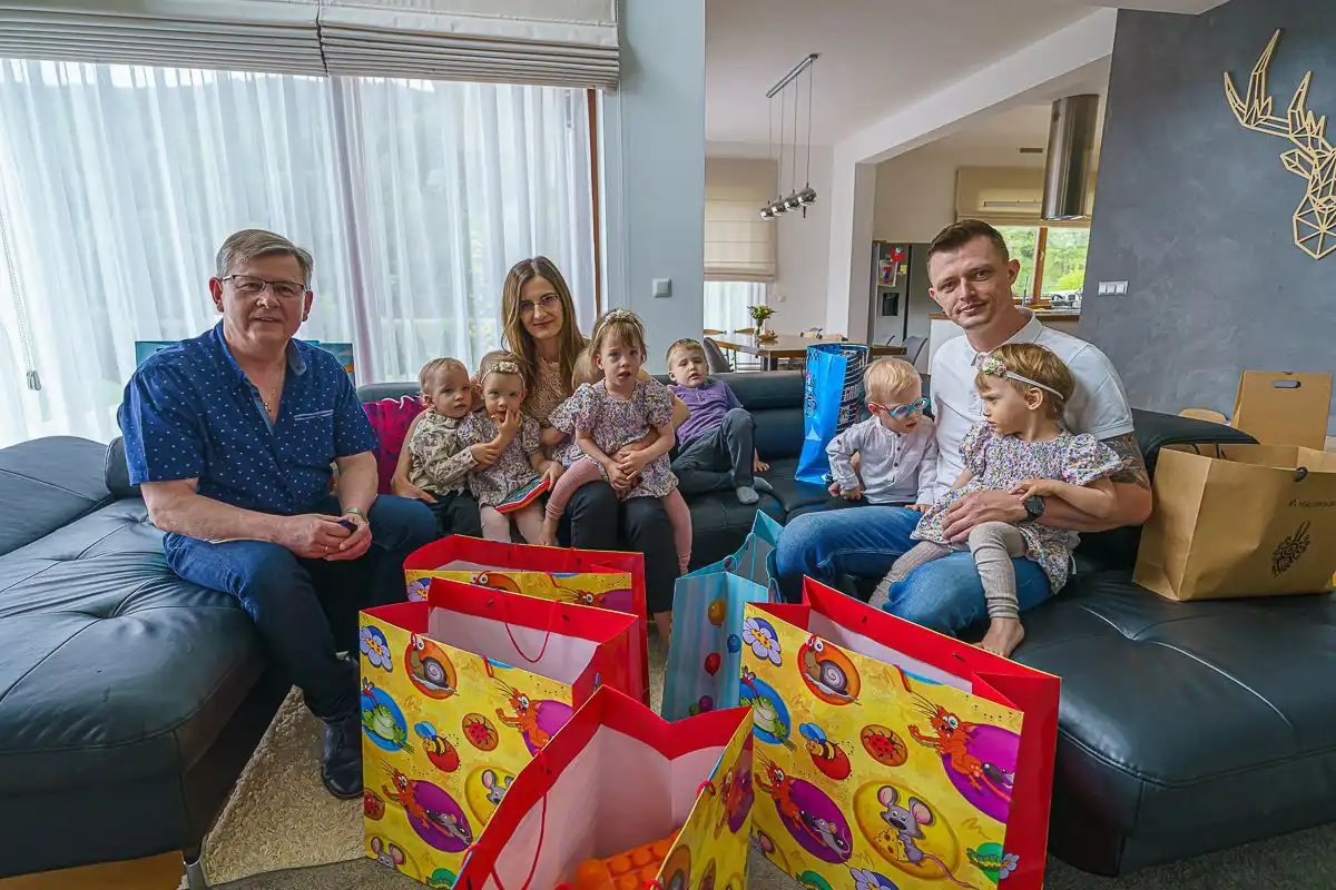 Z okazji Międzynarodowego Dnia Rodzin marszałek Witold Kozłowski odwiedził rodzinę sześcioraczków z Tylmanowej