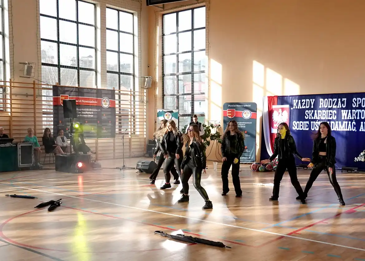 Przy ZSP w Krynicy-Zdroju powstał nowoczesny kompleks boisk i bieżni