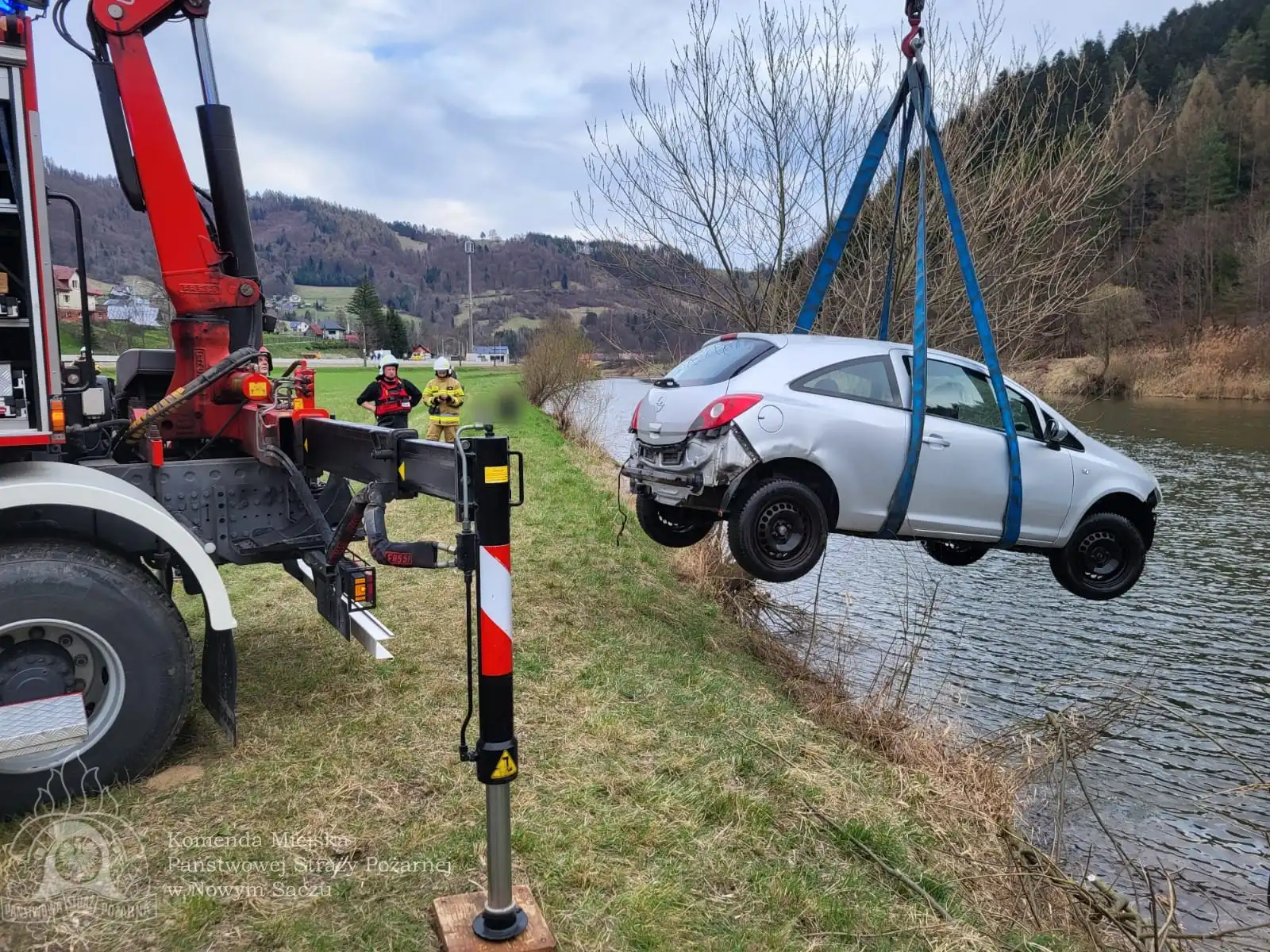 Dramat nad Popradem. Samochód wpadł do rzeki