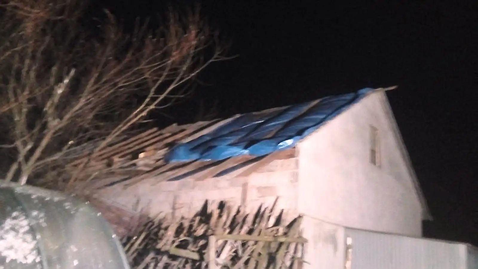 Silny wiatr uszkodził dach budynku gospodarczego w Wojnarowej. Interweniowali strażacy