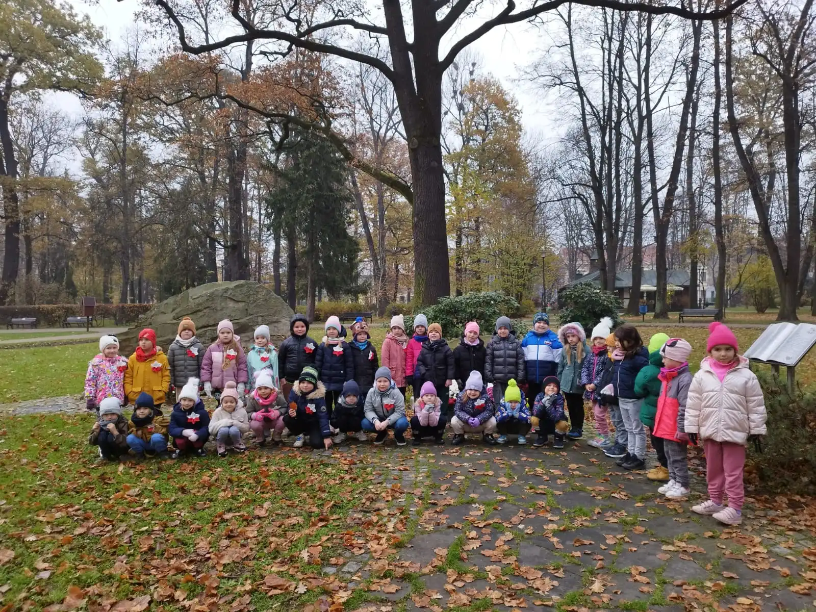 Mali patrioci. Przedszkolaki złożyły kwiaty pod Dębem Wolności