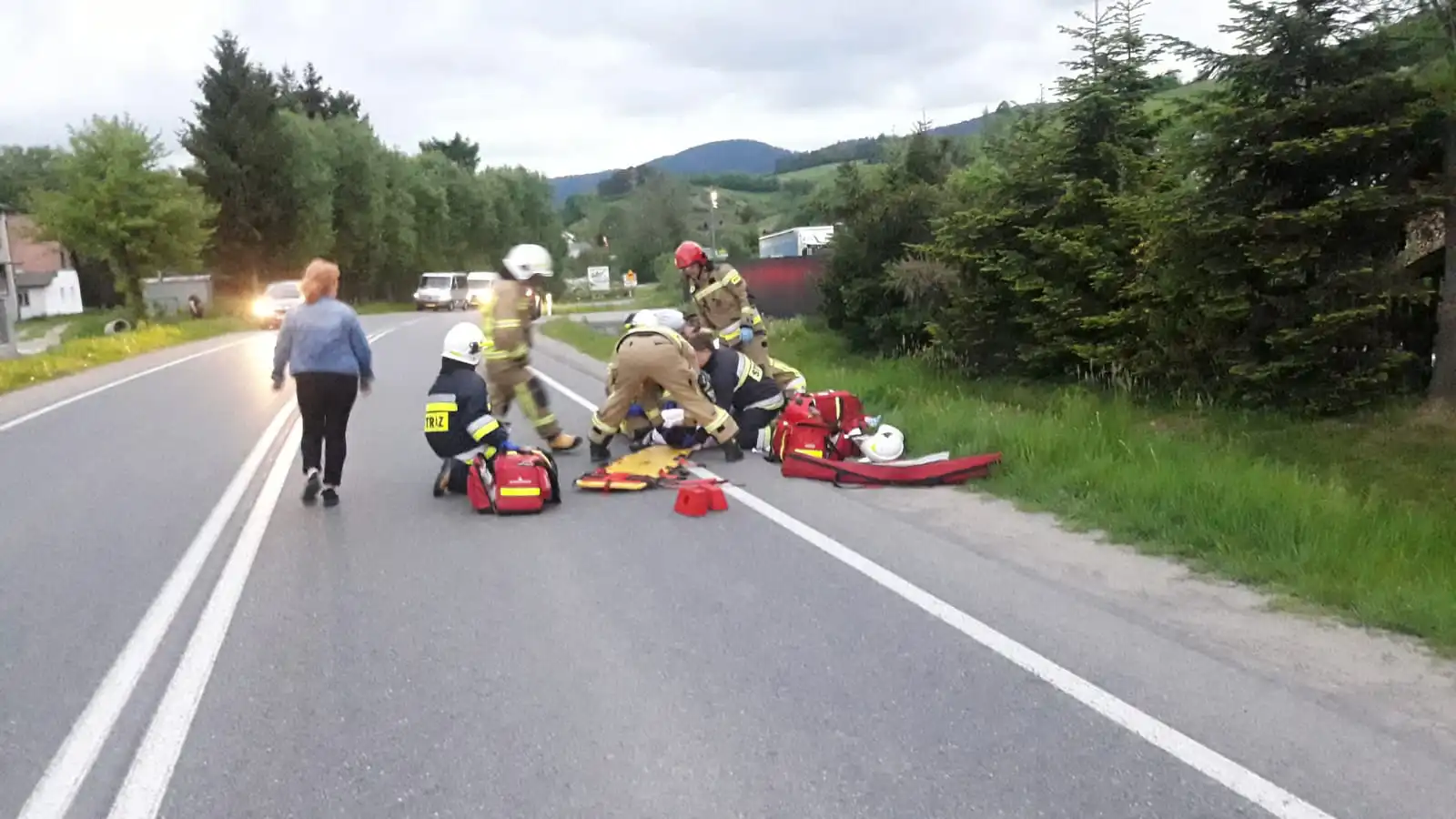 Wypadek w Nowej Wsi. Osobówka wypadła z drogi, uderzyła w przepust i się zapaliła