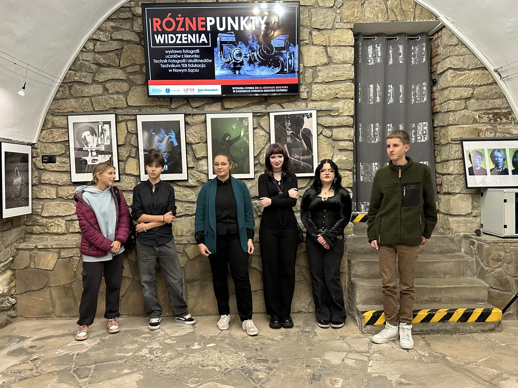 „Różne punkty widzenia”. Fotograficzna podróż przez wyjątkową wystawę w Sądeckiej Bibliotece Publicznej