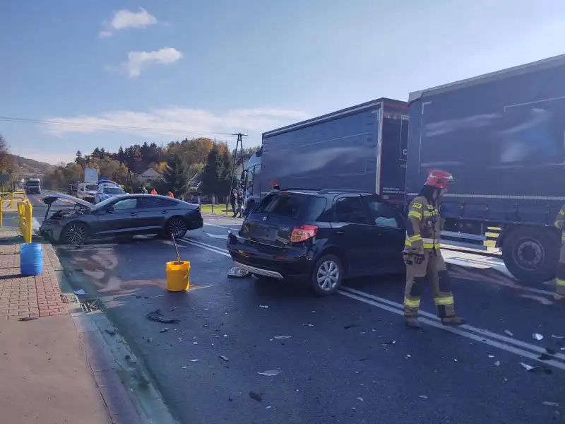 Paszyn: Dwie osobówki zderzyły się i uszkodziły przejeżdżającą obok ciężarówkę