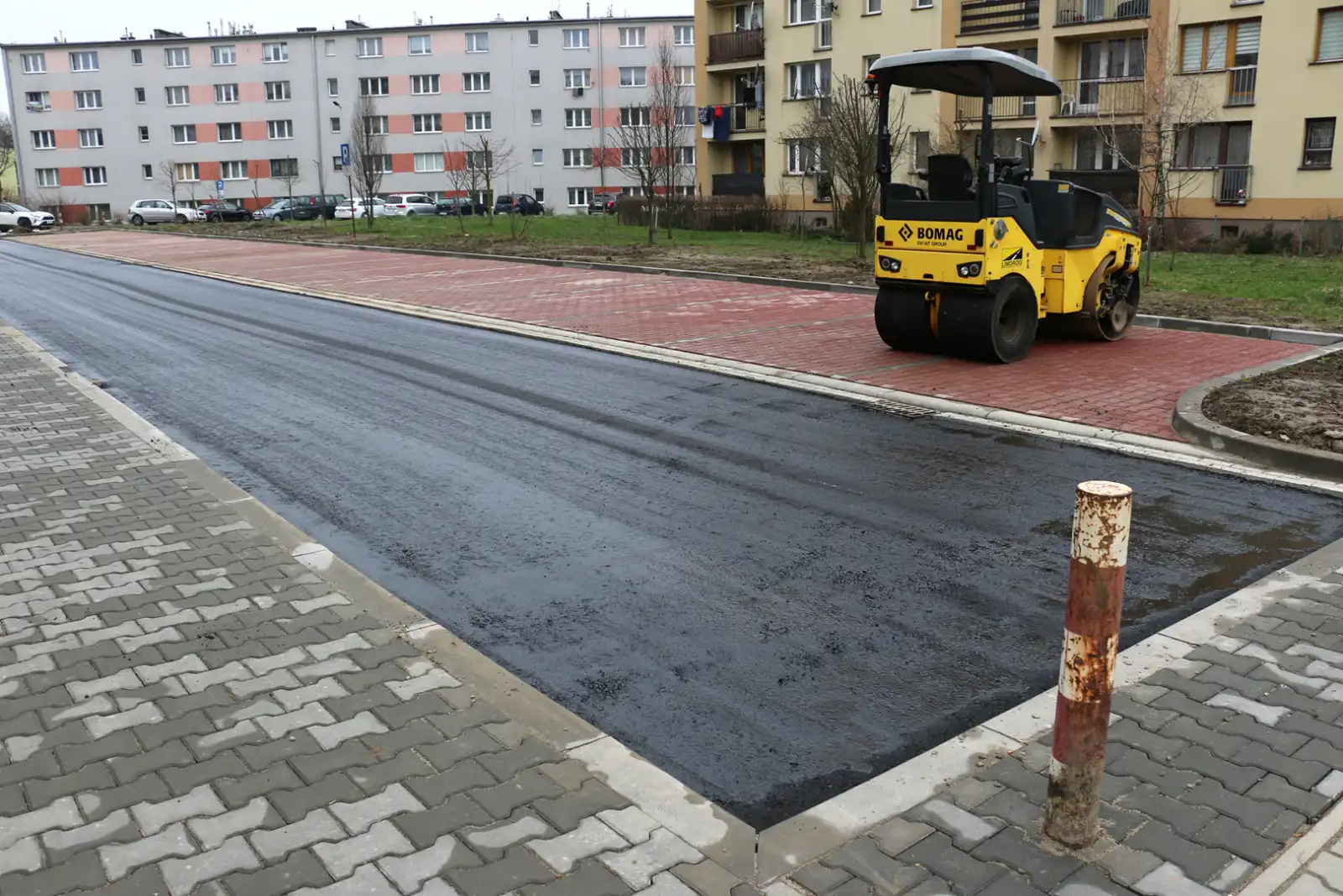 Limanowa: Dobiega końca remont placów i dróg wewnętrznych przy blokach na os. Zygmunta Augusta