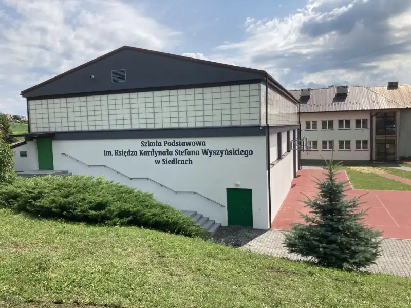 Odnowiono elewacje budynku sali gimnastycznej przy Szkole Podstawowej w Siedlcach