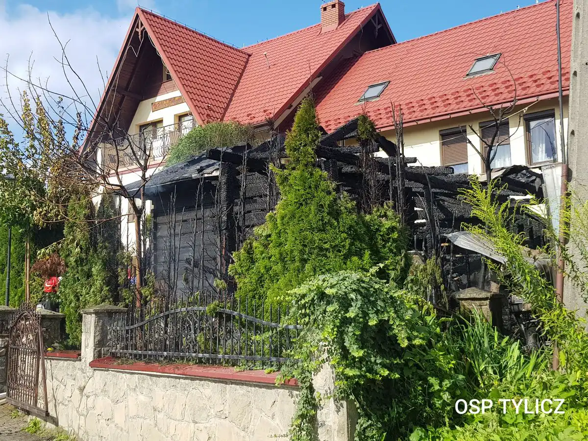 Pożar altany w Tyliczu. Zagrożony rozprzestrzenieniem ognia był dom