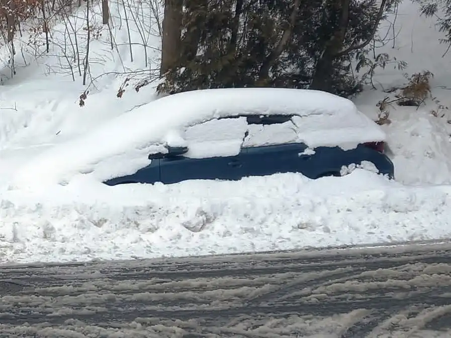 Oszronione szyby i samochód pokryty śniegiem. Czym grozi taka jazda?