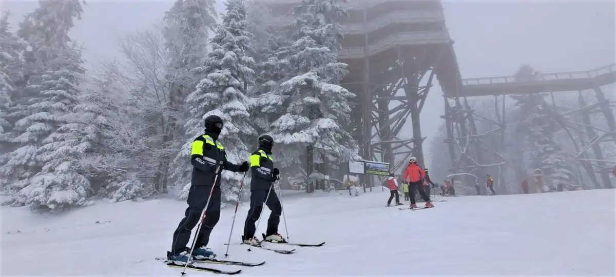 Policyjni narciarze dbali o bezpieczeństwo na stoku w Krynicy-Zdroju