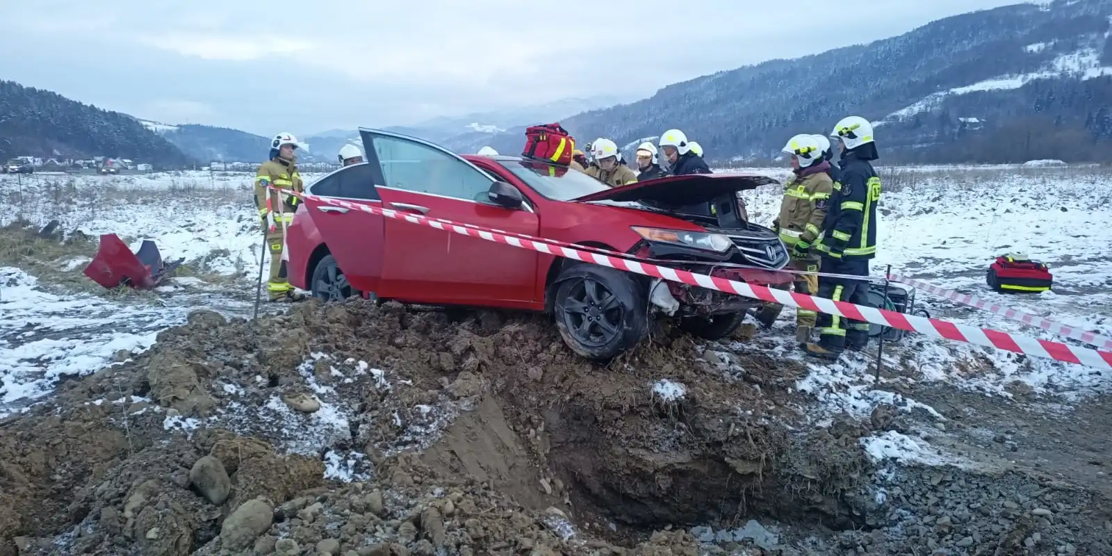 Wypadek w Maszkowicach. Samochód wypadł z drogi. Kierowca w szpitalu