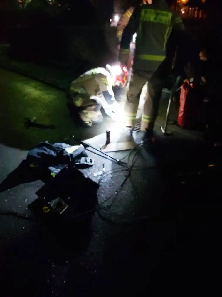 Krynica-Zdrój: kot utknął w rurze od studzienki kanalizacyjnej. Interweniowali strazacy