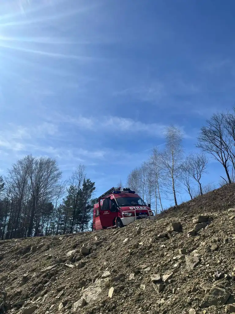 Zabrzeż: Dachowała osobówka. Auto zatrzymało się na skarpie
