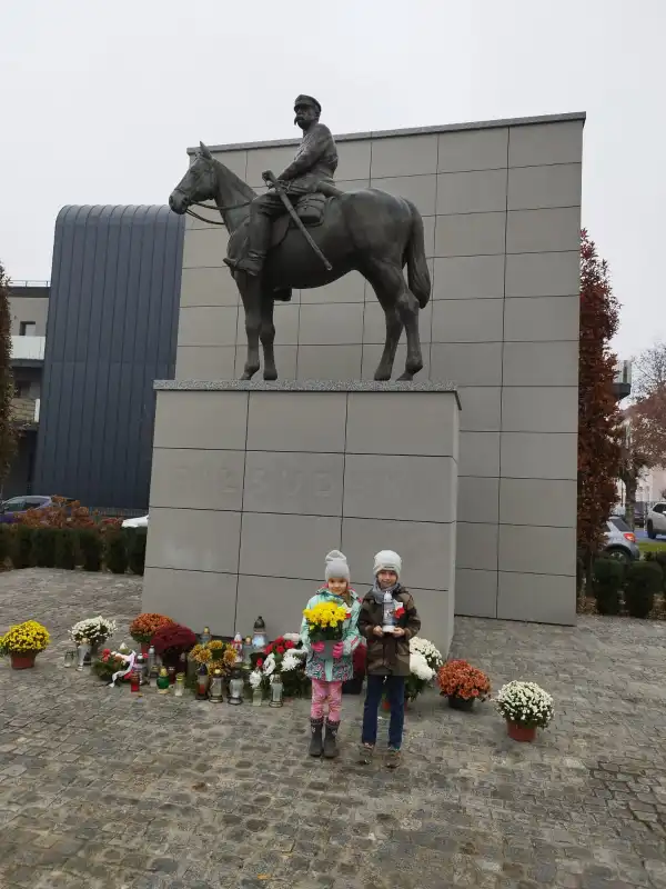 Mali patrioci. Przedszkolaki złożyły kwiaty pod Dębem Wolności