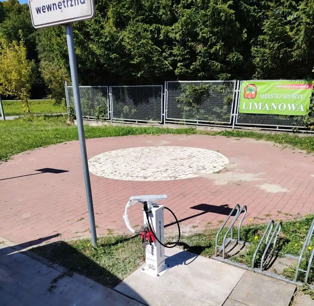 Twoje rowerowe SOS. Nowoczesne stacje naprawy już dostępne