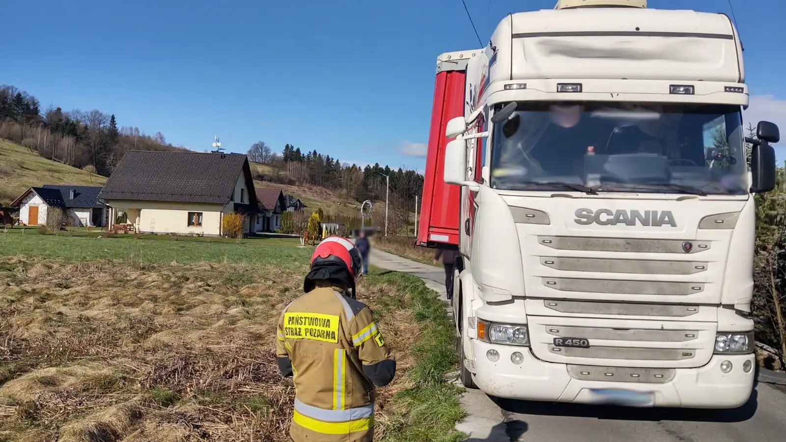 Kamionka Mała: naczepa ciężarówki wypadła z jezdni. Uszkodziła metalowe ogrodzenie