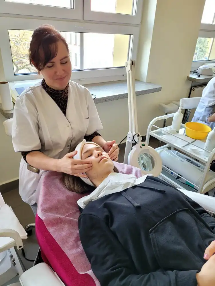 Uczniowie z ZSP w Krynicy-Zdroju zrobili odcisk szczęki a później makijaż