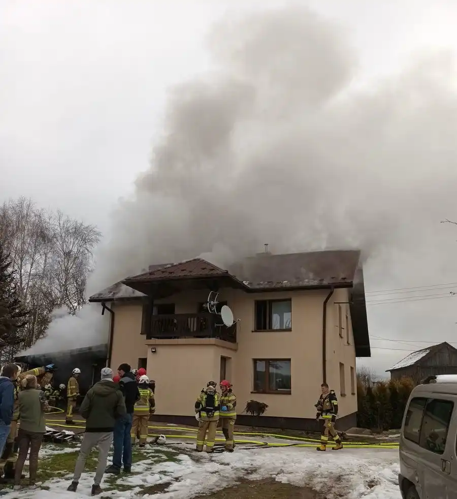 Pożar garażu w Gaboniu.  Zagrożony rozprzestrzenieniem się ognia był dom