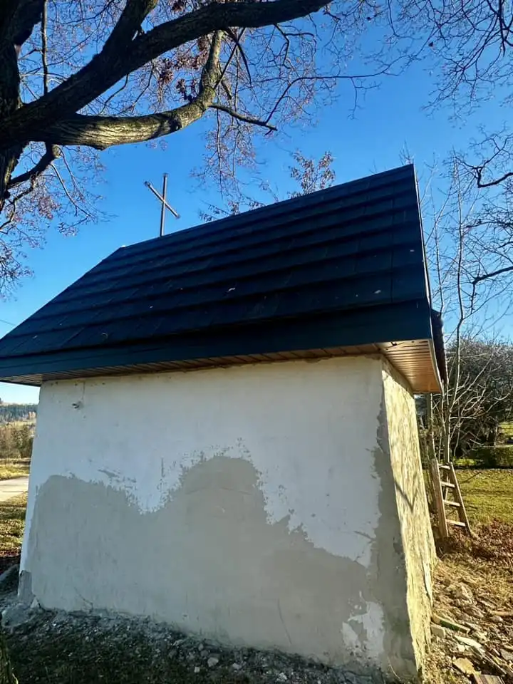 Prace remontowe przy kapliczce w Olszówce. Nowy dach, kolejne plany