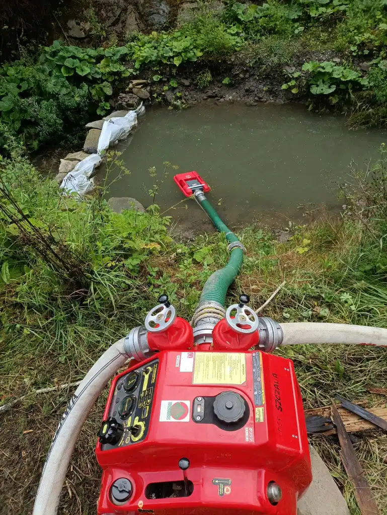 Piorun wywołał pożar. Strażacy bronili przyległych zabudowań