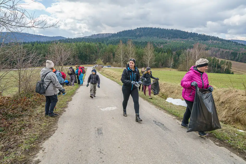 Akcja „Dbam o Sądeckie”: Pokonali blisko 14 km i zebrali 19 worków śmieci o pojemności 80 litrów