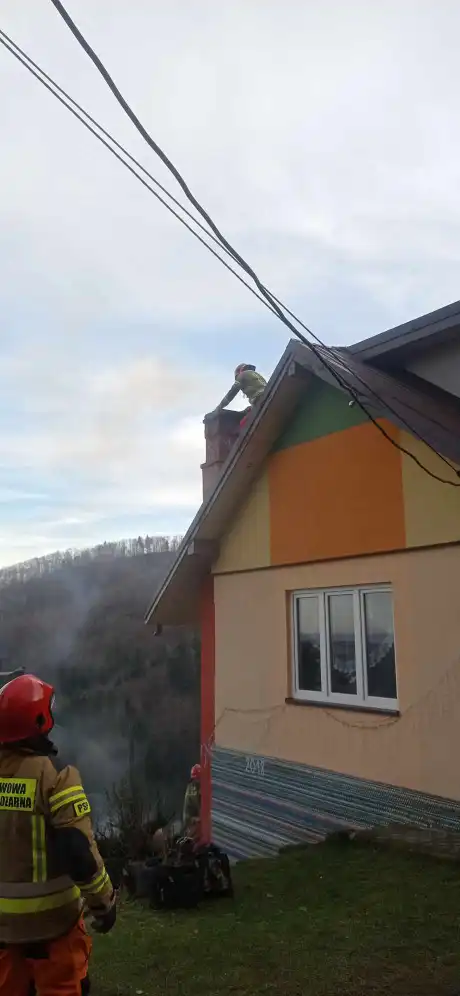 Maszkowice. Strażacy walczyli z pożarem sadzy w kominie