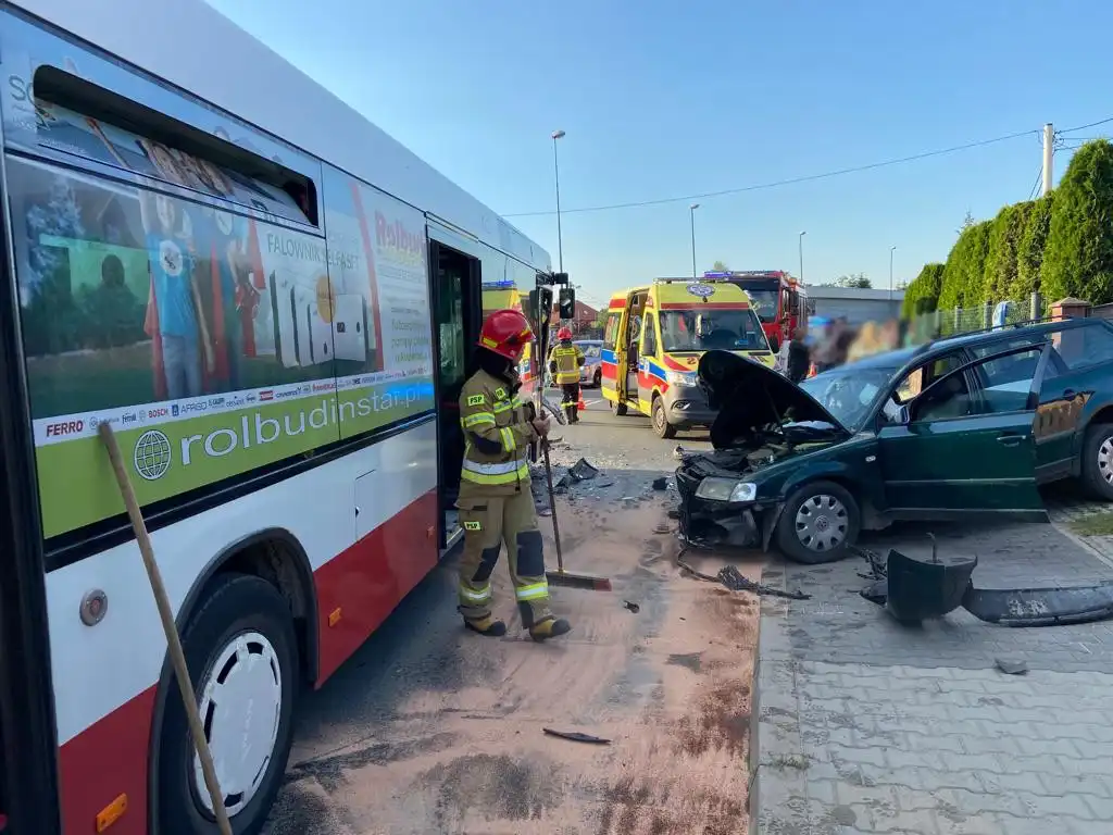 Nowy Sącz: Zderzenie osobówki i autobusu. Wśród poszkodowanych dzieci
