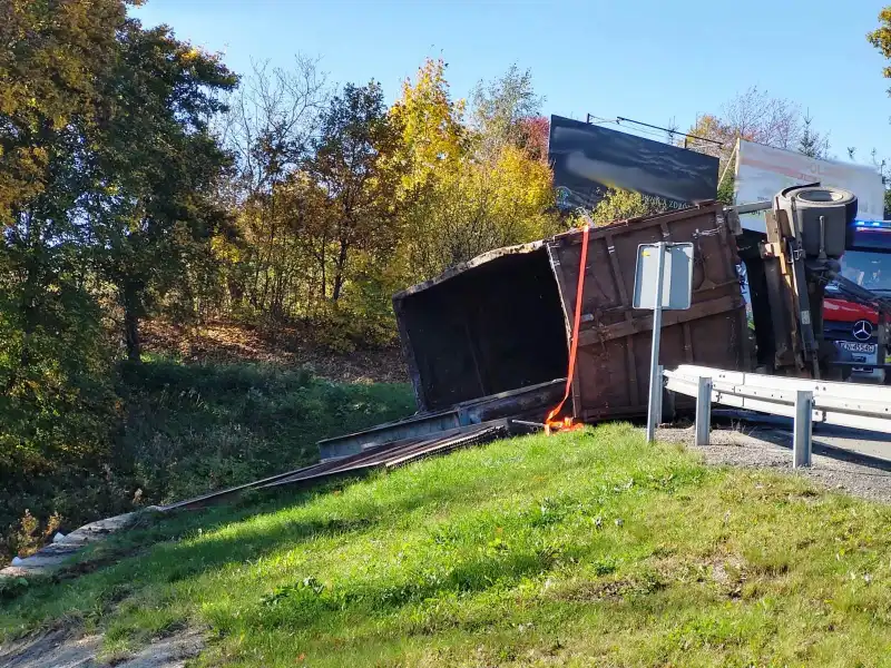 Tęgoborze: Na DK75 przewróciła się przyczepa z metalowymi chłodnicami