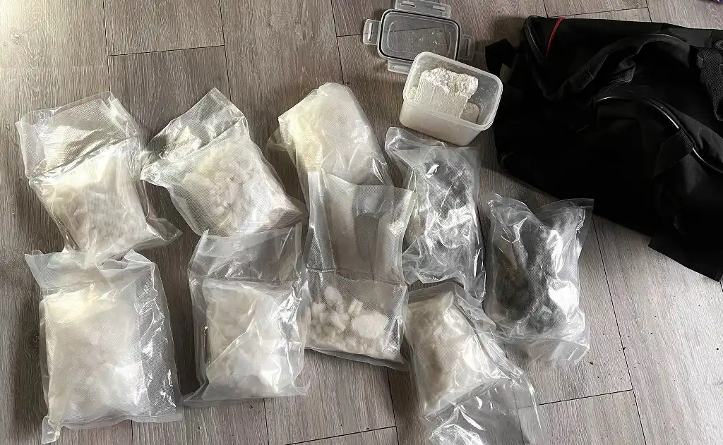 Sądeccy policjanci rozbili narkotykowy gang. 8 kg nielegalnych substancji zabezpieczonych