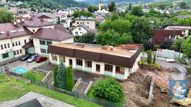 Stary budynek przedszkola samorządowego w Łącku po rozbiórce. W jego miejscu powstanie nowy obiekt
