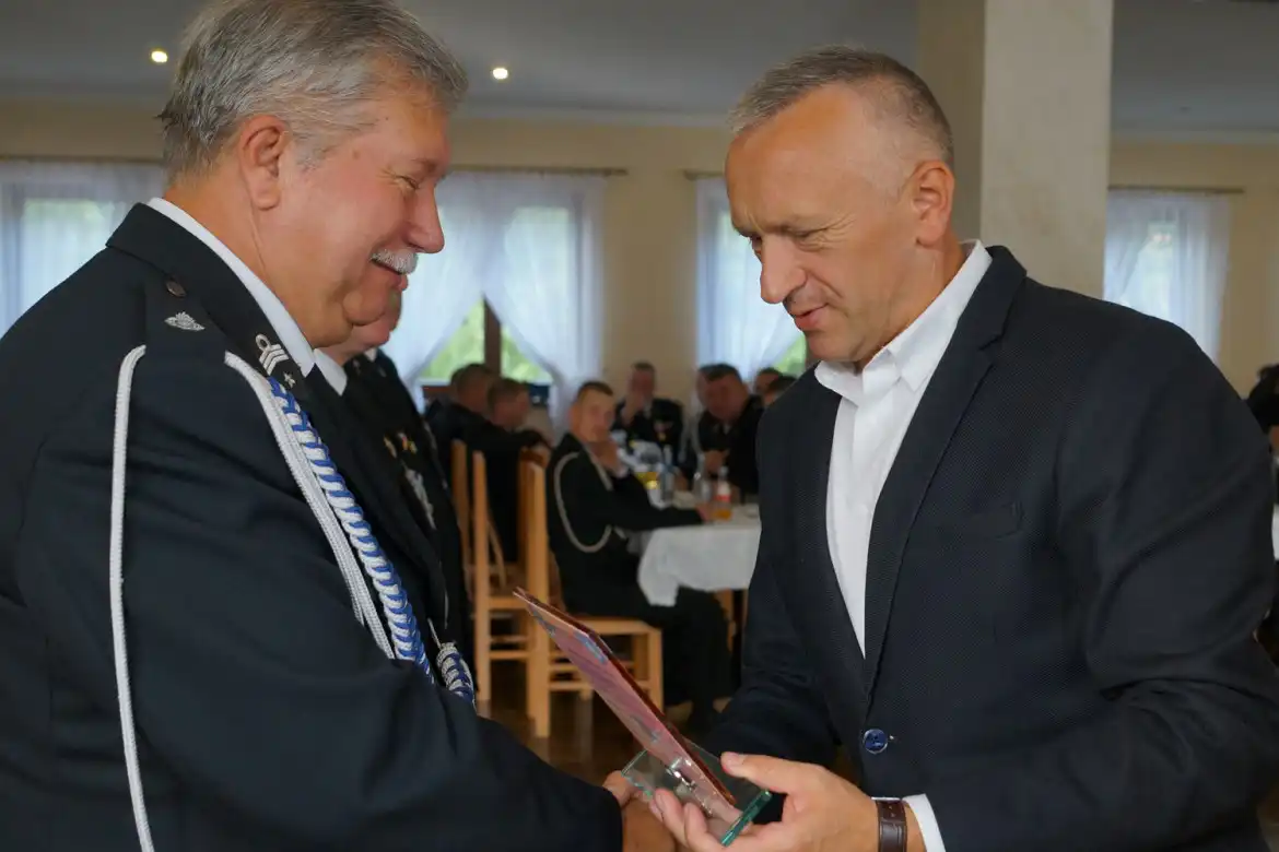 Starosta nowosądecki uhonorował druhów z Czerńca i zapowiedział zwiększenie dofinansowania OSP w powiecie