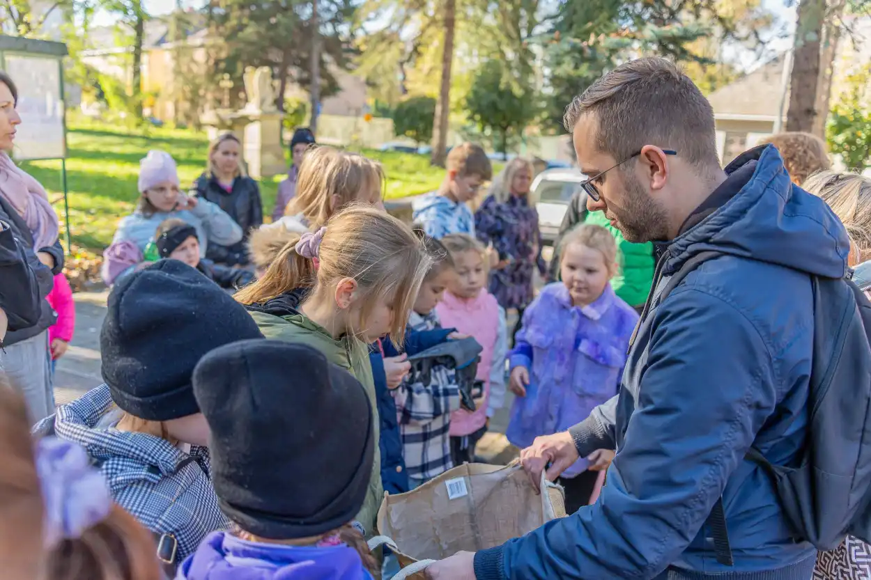 Stary Cmentarz w Nowym Sączu przygotowany na Wszystkich Świętych. Społeczna akcja sprzątania nekropolii