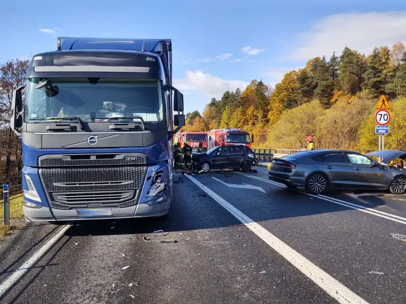 Paszyn: Dwie osobówki zderzyły się i uszkodziły przejeżdżającą obok ciężarówkę