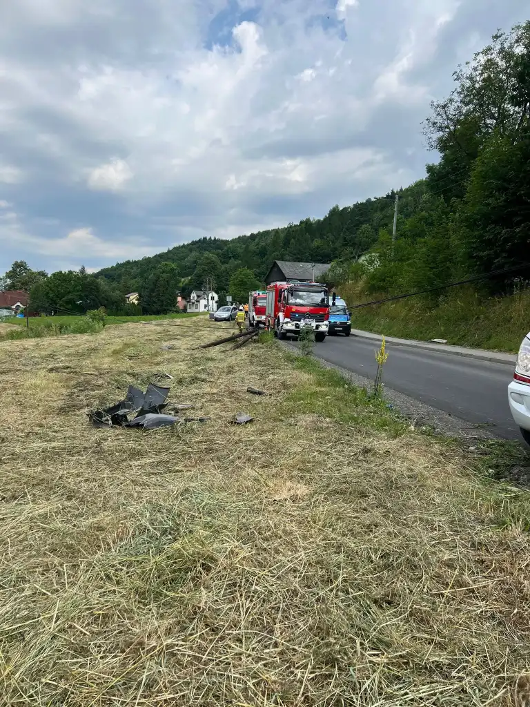 Wypadek w Kamionce Wielkiej: samochód wypadł z drogi i uszkodził słup telekomunikacyjny. Jedna osoba trafiła do szpitala